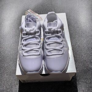 NEW WMNS Jordan 11 Retro Low “Pure Violet” Size 6.5